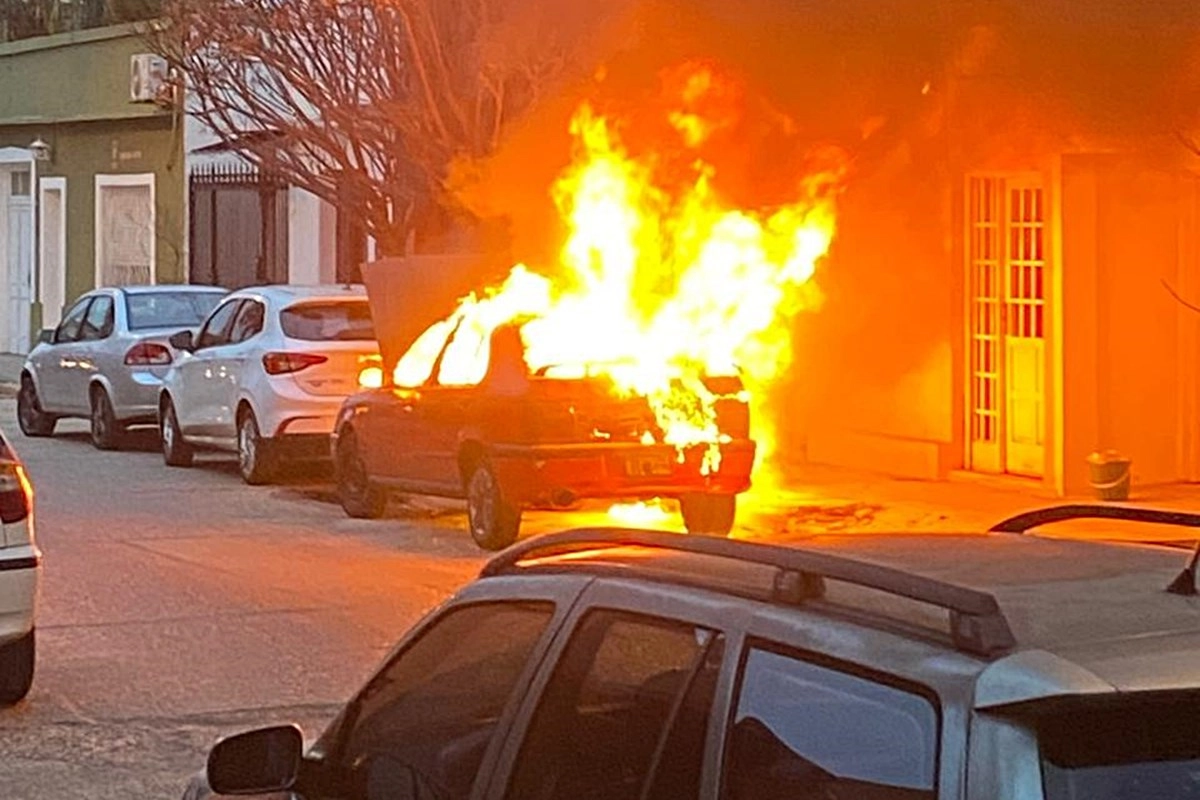 El vehículo cuando estaba prendido fuego por completo El vehículo cuando estaba prendido fuego por completo