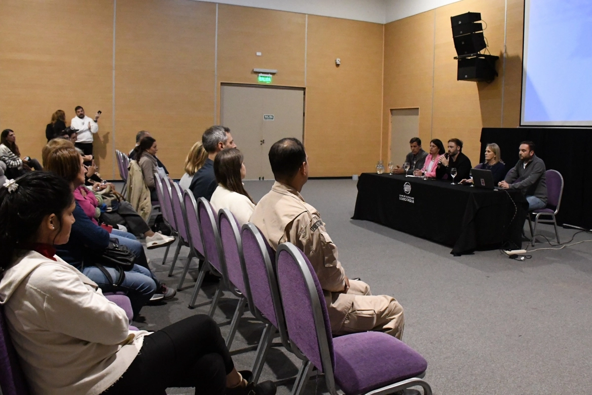 La charla se llevó a cabo en el Centro de Convenciones. La charla se llevó a cabo en el Centro de Convenciones.