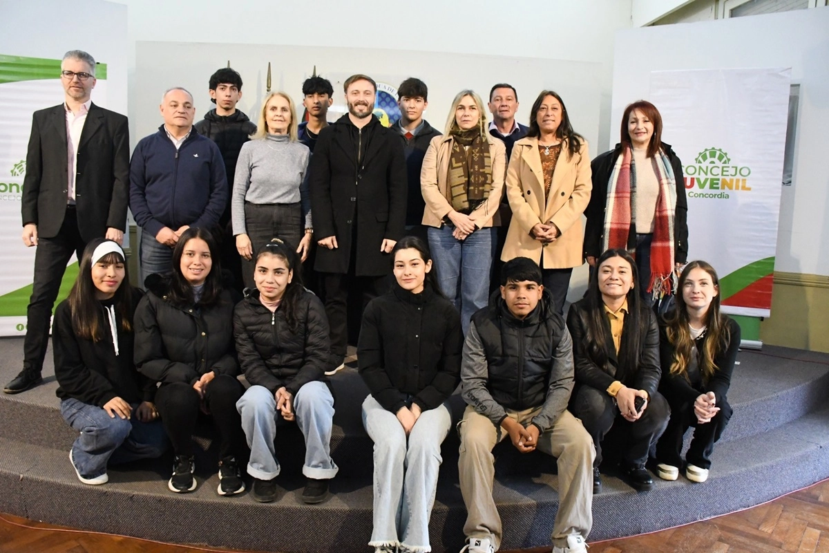 Los alumnos participantes deberán presentar sus proyectos el 12 de septiembre. Los alumnos participantes deberán presentar sus proyectos el 12 de septiembre.