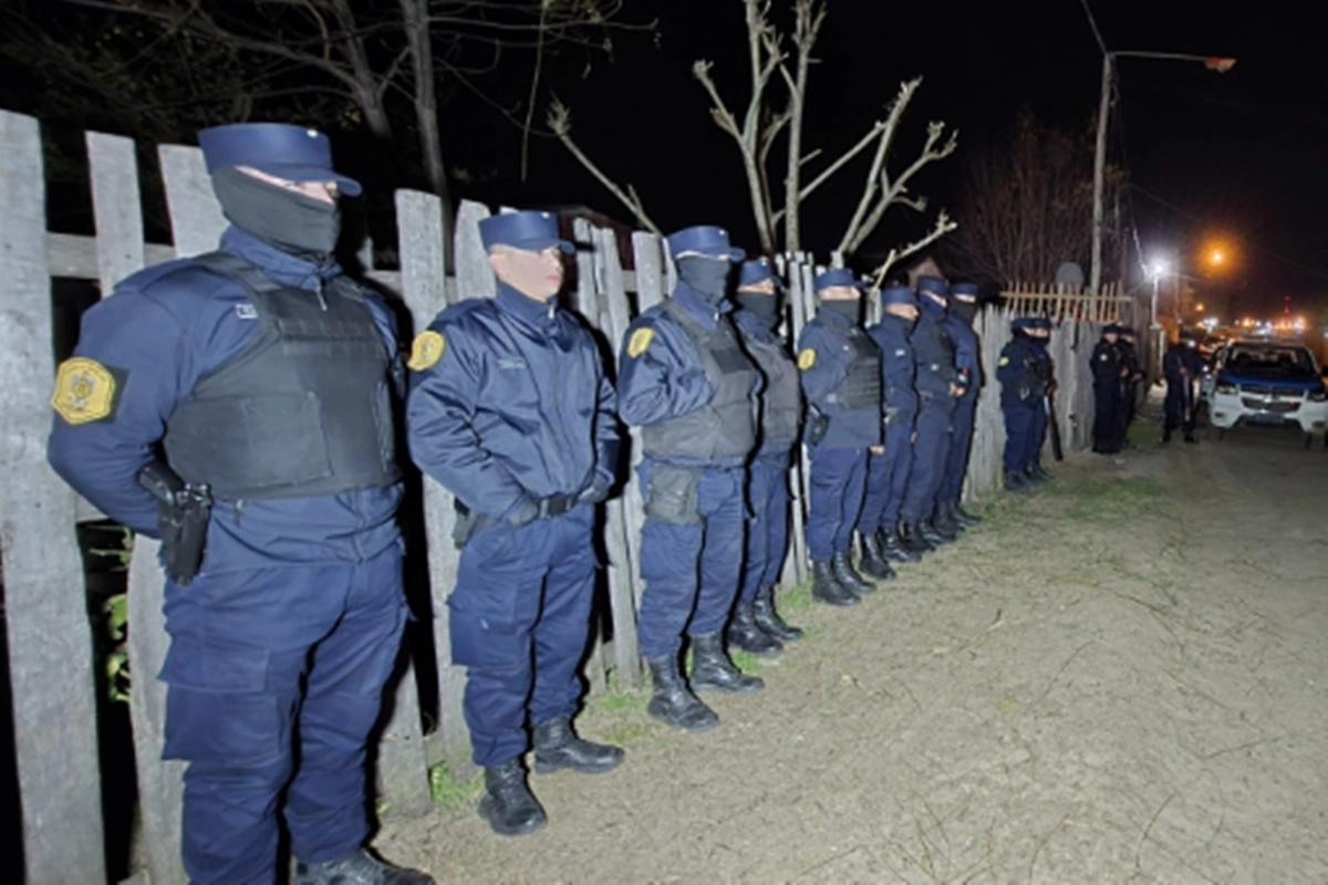 Se logró el secuestro del arma de fuego tras diferentes allanamientos. Se logró el secuestro del arma de fuego tras diferentes allanamientos.