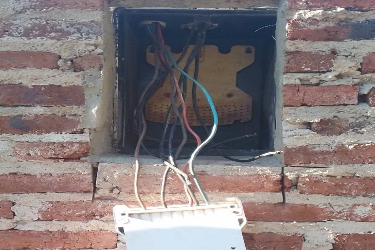 La rotura del tablero eléctrico. La rotura del tablero eléctrico.