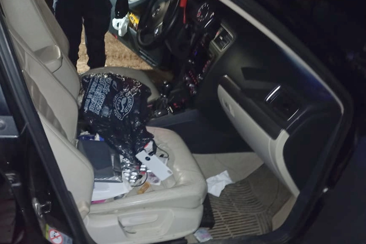 El detenido se conducía con dos mujeres, en el interior del rodado. El detenido se conducía con dos mujeres, en el interior del rodado.