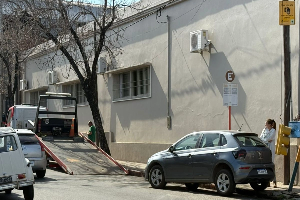 El auto fue frenado por el semáforo de 25 y Velez Sarfield. El auto fue frenado por el semáforo de 25 y Velez Sarfield.
