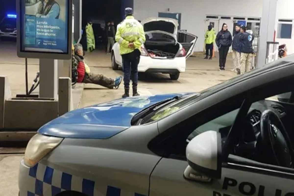 Fue interceptado en una estación de servicio. Fue interceptado en una estación de servicio.