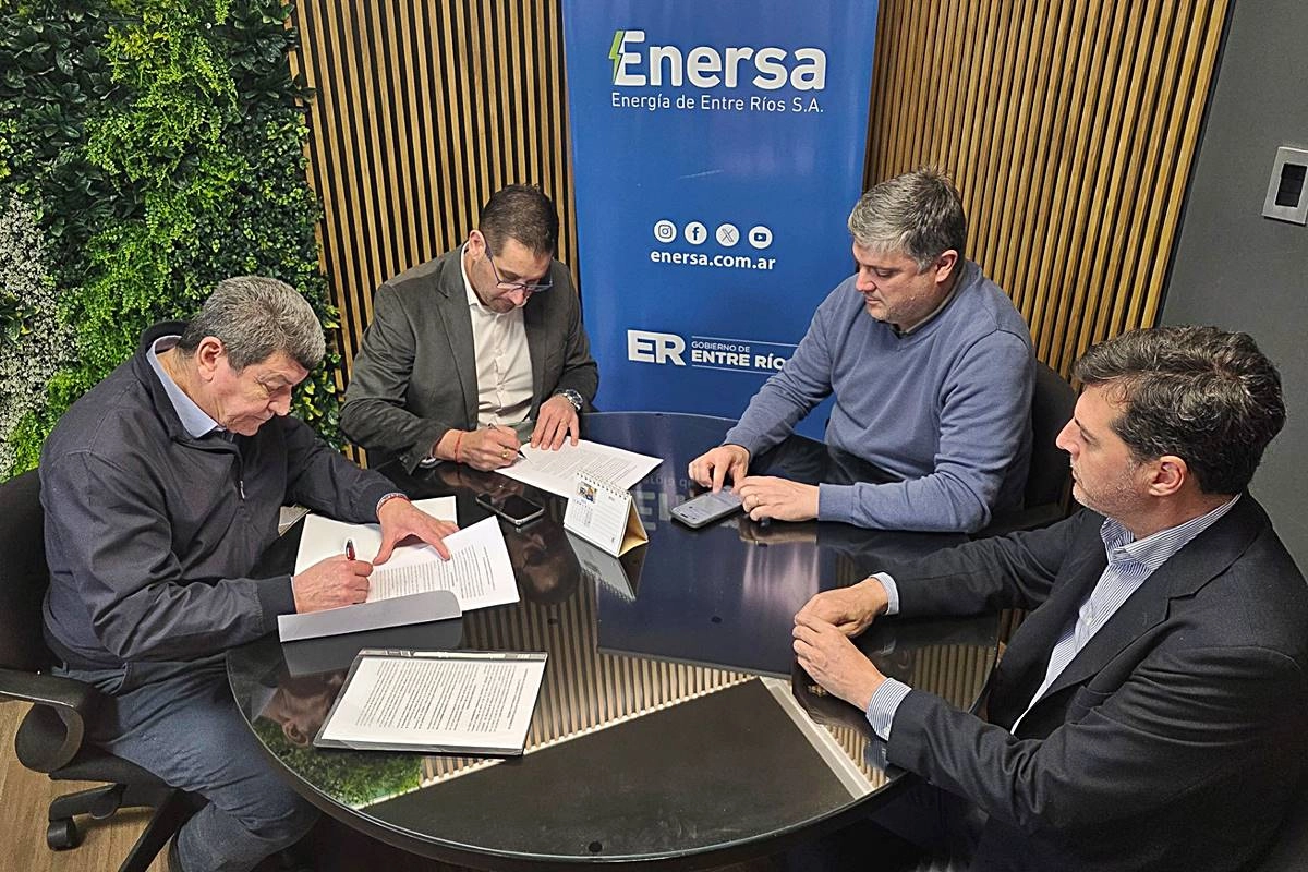 Firma del convenio por las autoridades de ambas instituciones. Firma del convenio por las autoridades de ambas instituciones.