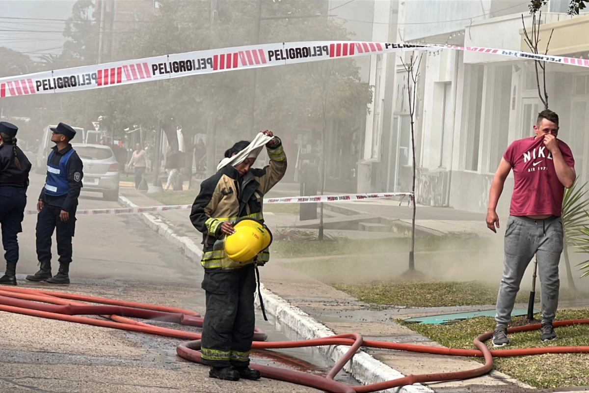 El fuego avanzó rápidamente y afectó a varios domicilios. El fuego avanzó rápidamente y afectó a varios domicilios.