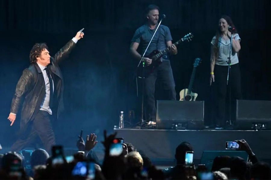 Joaquín Benegas Lynch tocando la guitarra para el show de Javier Milei