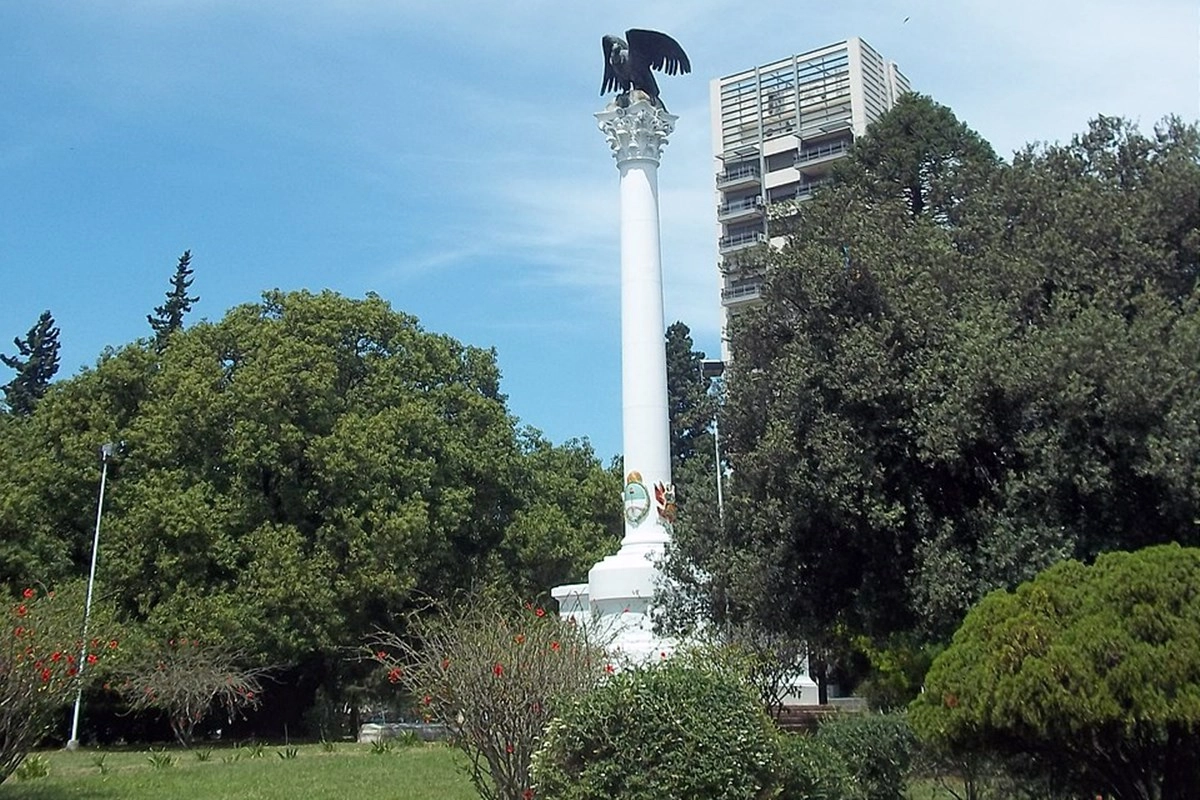 El monumento se emplazó en el Parque Urquiza El monumento se emplazó en el Parque Urquiza