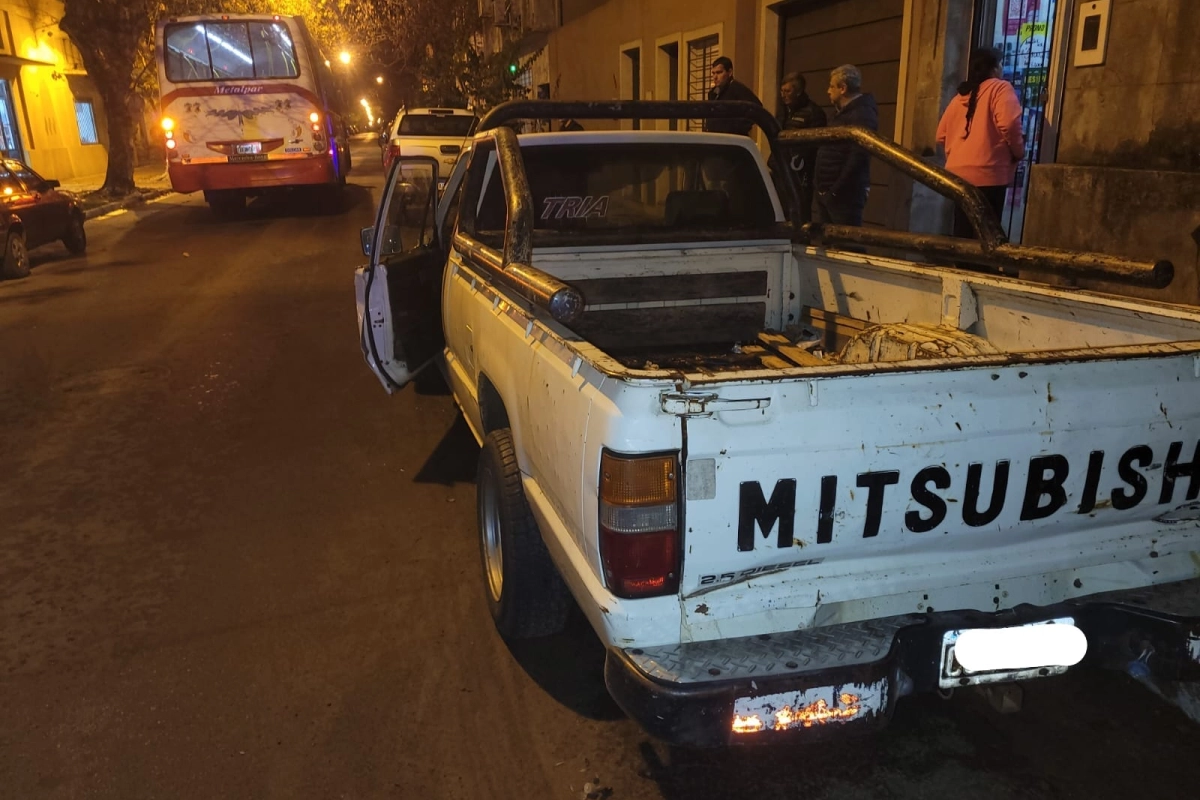 Una camioneta y un colectivo se vieron involucrados en un siniestro vial. Una camioneta y un colectivo se vieron involucrados en un siniestro vial.