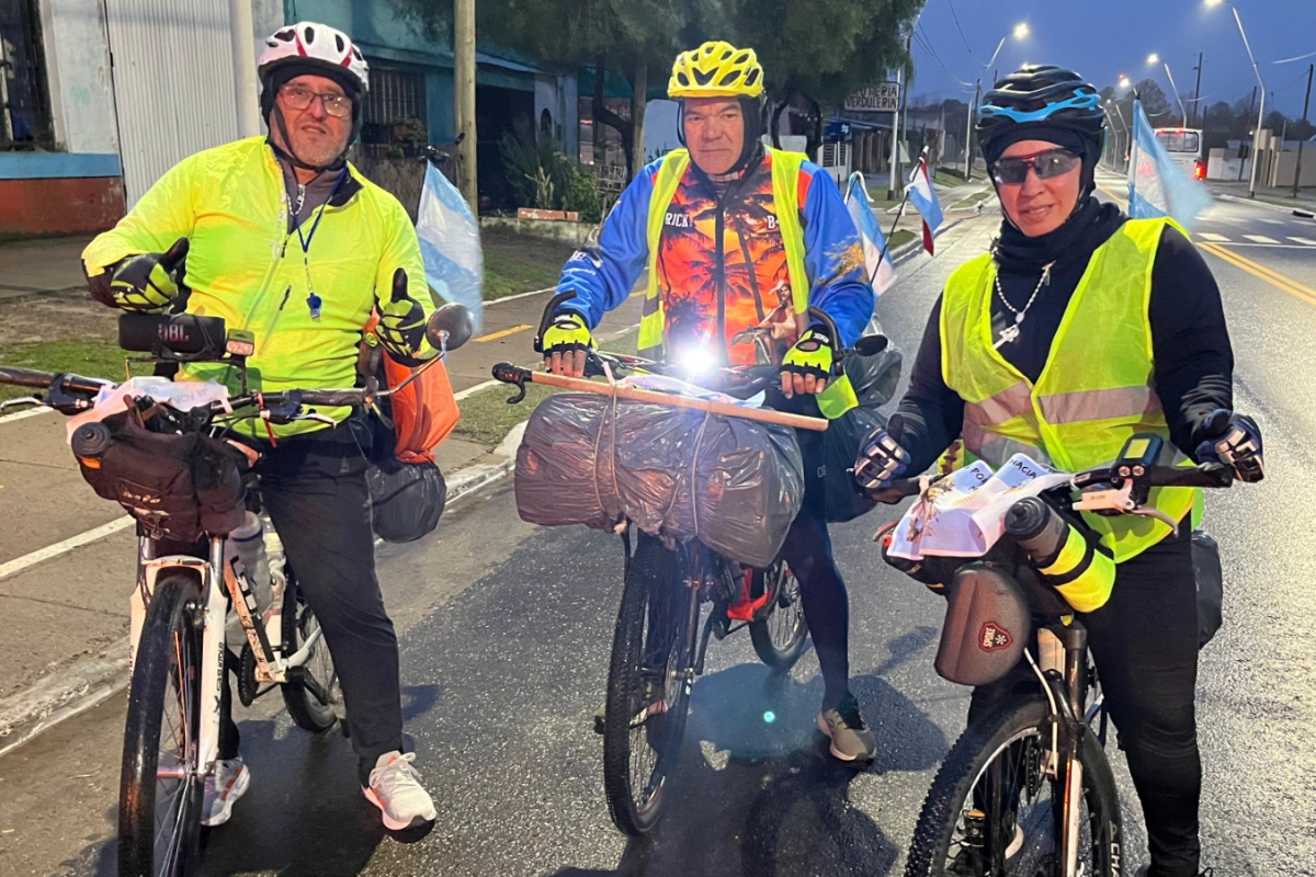 Los ciclistas emprendiendo su viaje hacia el norte argentino. Los ciclistas emprendiendo su viaje hacia el norte argentino.