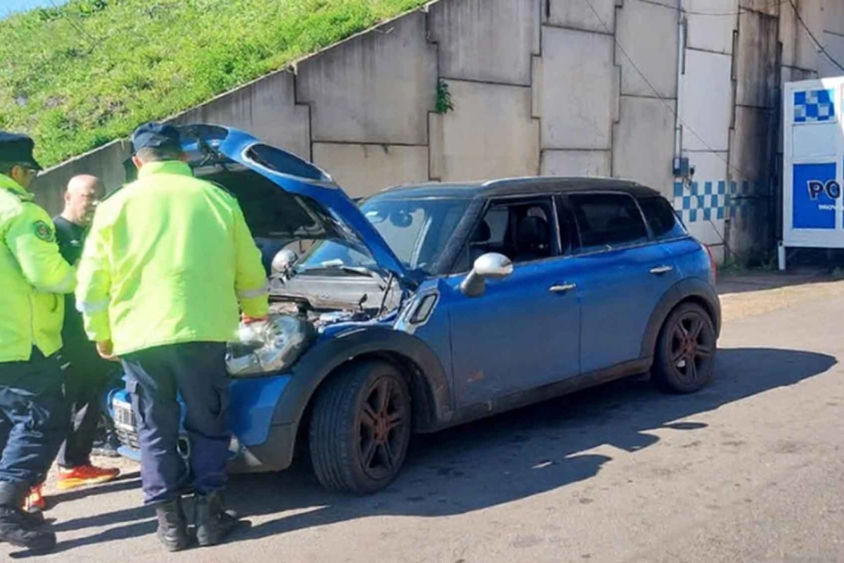 El auto figuraba como robado. El auto figuraba como robado.