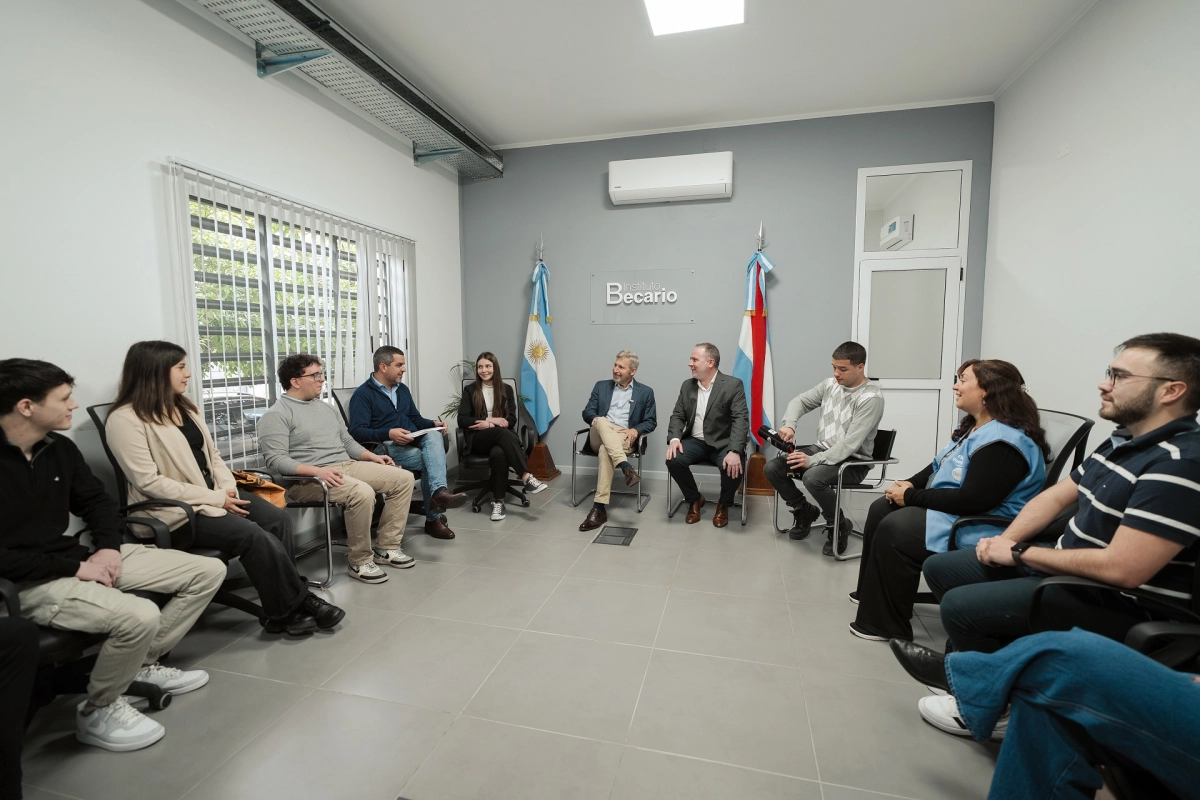 Frigerio y un anuncio apoyando la educación. Frigerio y un anuncio apoyando la educación.