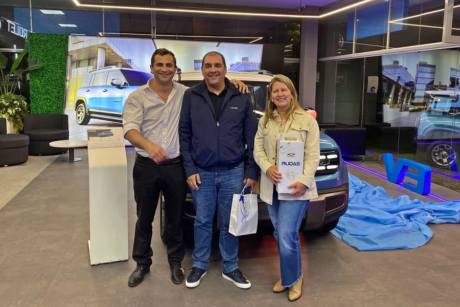 Los felices compradores de la primera unidad eléctrica vendida por RUDAS