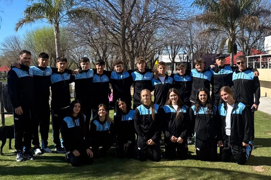 Valentino con la delegación nacional por partir a Paraguay.