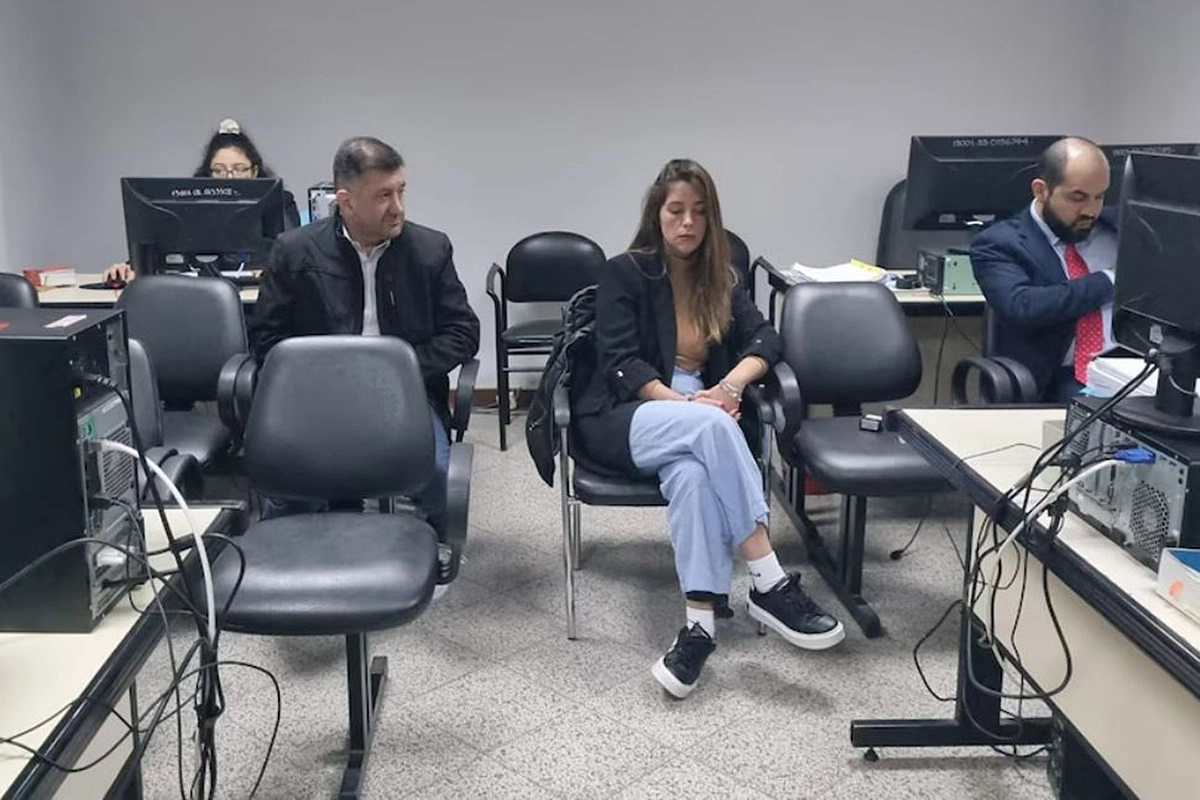 Kueider junto a Guinsel durante el juicio por contrabando que enfrentan en Paraguay Kueider junto a Guinsel durante el juicio por contrabando que enfrentan en Paraguay