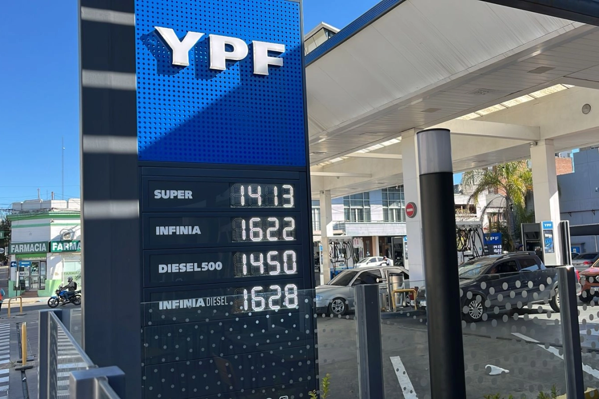 La nafta super de YPF superó los $1400 La nafta super de YPF superó los $1400