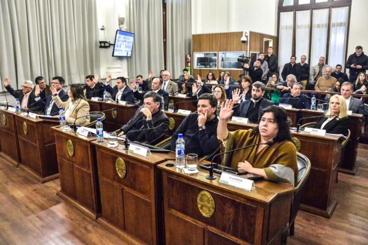 El proyecto fue aprobado por mayoría con 12 votos a favor y 5 en contra. El proyecto fue aprobado por mayoría con 12 votos a favor y 5 en contra.