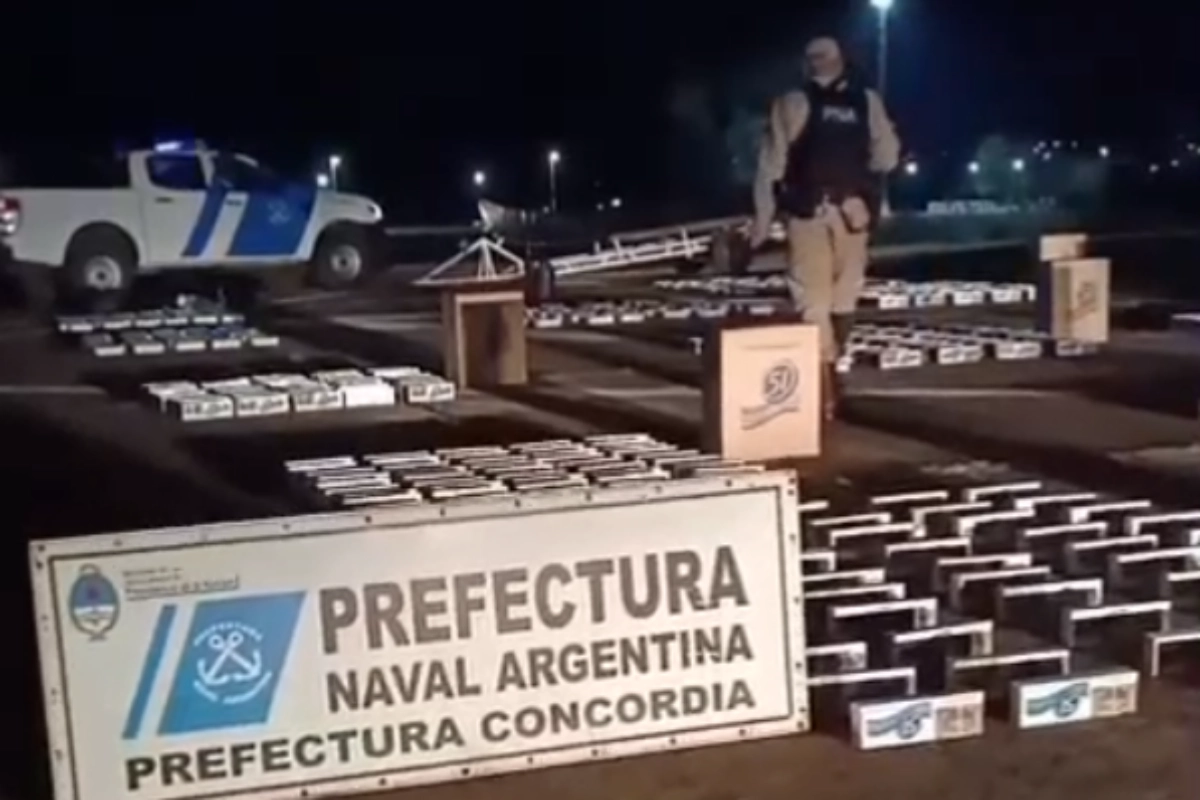 Los funcionarios secuestraron casi 5.000 paquetes de cigarrillos. Los funcionarios secuestraron casi 5.000 paquetes de cigarrillos.