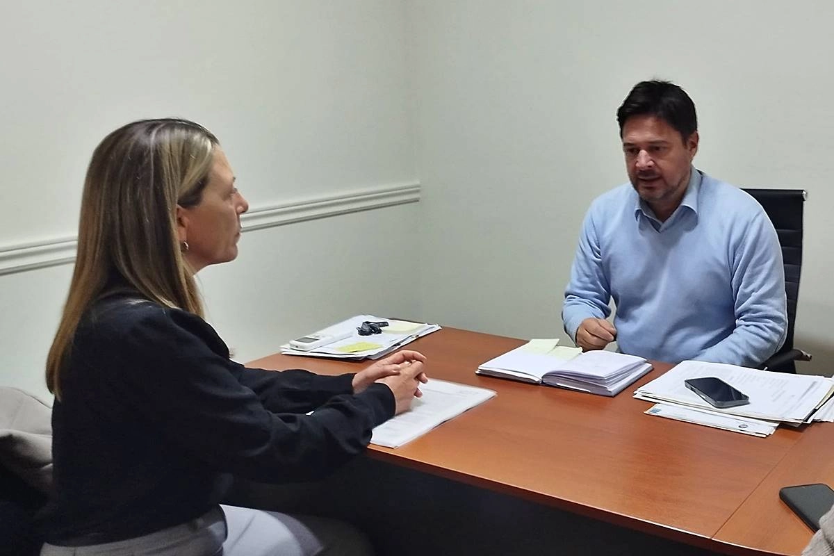 Andrea Imoberdorff en su visita al secretario de gobiernos locales, Ricardo Vales. Andrea Imoberdorff en su visita al secretario de gobiernos locales, Ricardo Vales.