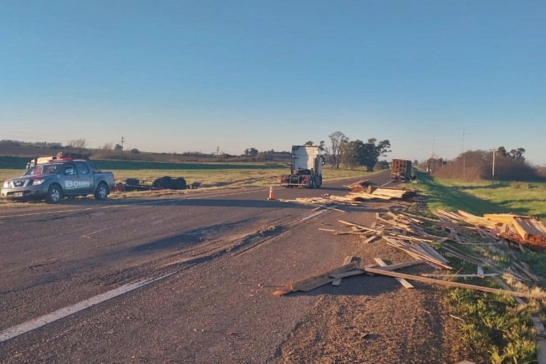 Un camión despistó y volcó su carga en plena Autovía 14