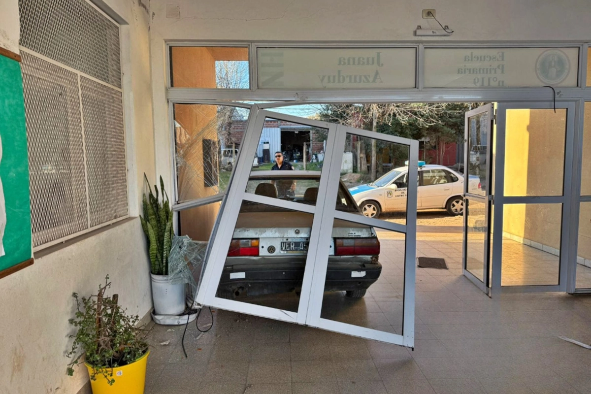 El auto terminó incrustado en el ingreso a la escuela. El auto terminó incrustado en el ingreso a la escuela.