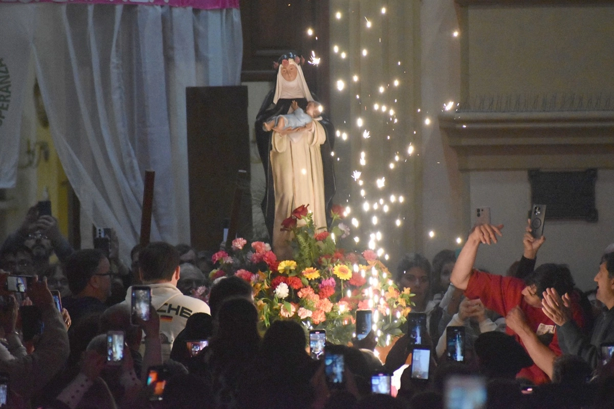 Así salió en la medianoche del 30 de agosto, la imagen de la santa a saludar al pueblo. Así salió en la medianoche del 30 de agosto, la imagen de la santa a saludar al pueblo.
