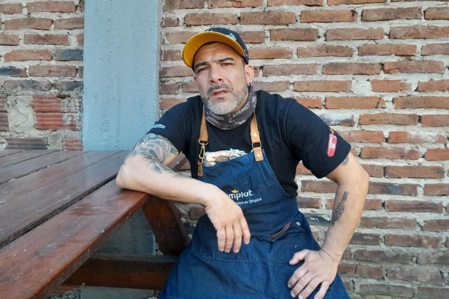 Fabio, dialogandocon Diario Rio Uruguay en el patio de Sancho Panza.