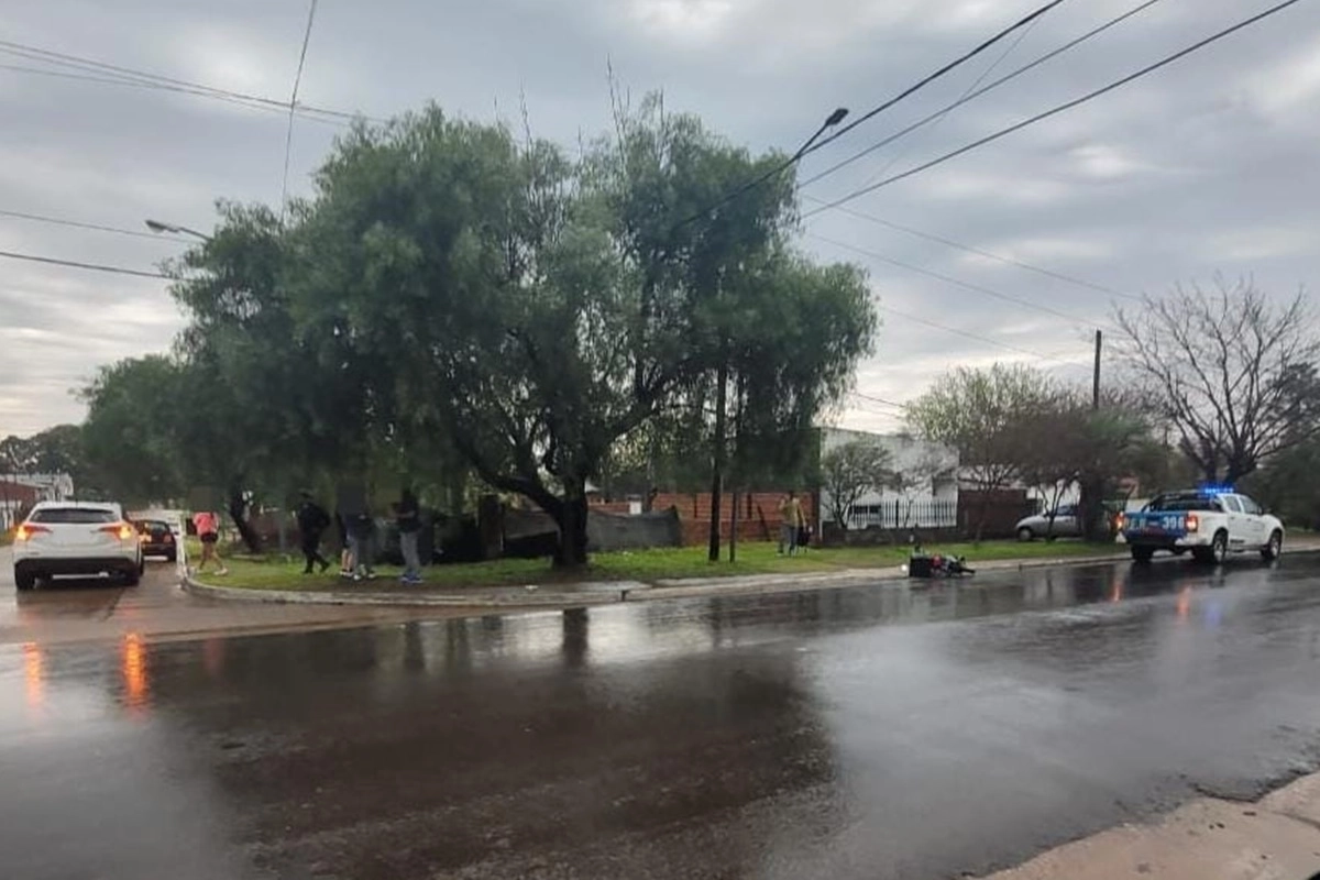 Hasta momento no se conoció la gravedad de las lesiones sufridas por el motociclista. Hasta momento no se conoció la gravedad de las lesiones sufridas por el motociclista.
