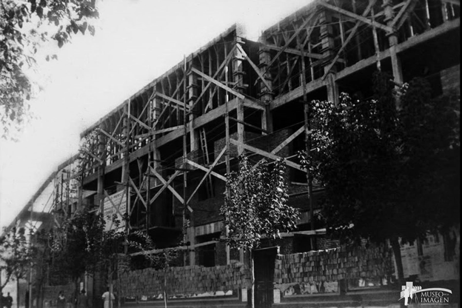 La obra vista desde calle Mitre.
