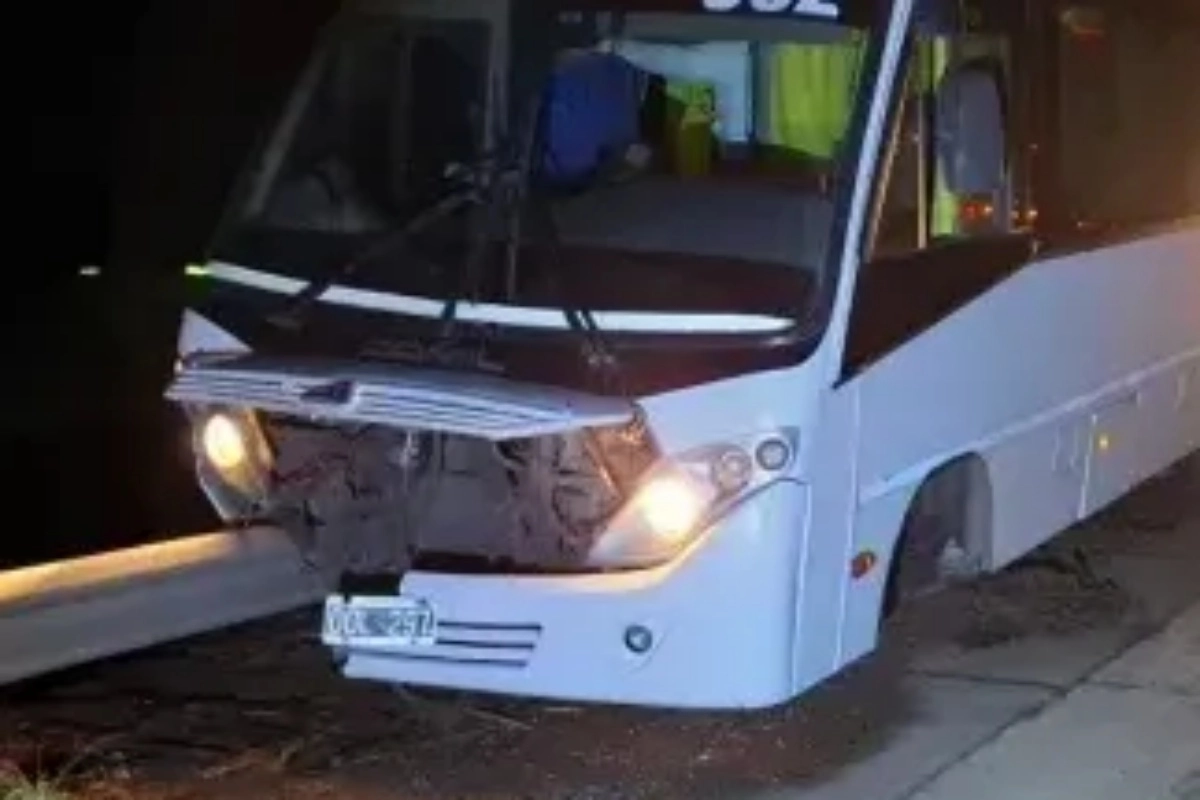 El vehículo terminó chocando con un guardarrail. El vehículo terminó chocando con un guardarrail.