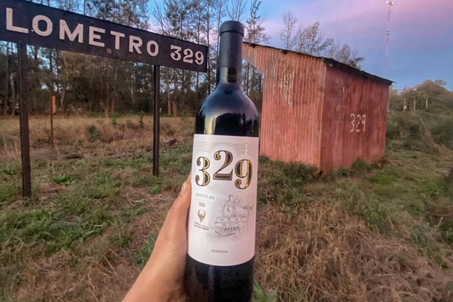 El vino premiado en la parada del ferrocarril que le da nombre.