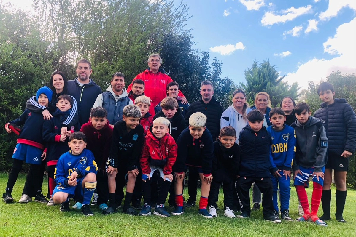Los jovenes junto a sus padres y entrenadores. Los jovenes junto a sus padres y entrenadores.