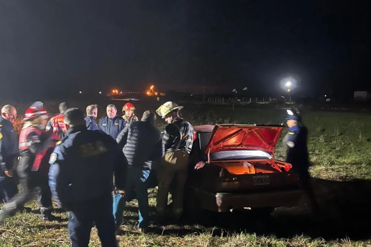 Un hombre quedó atrapado dentro del auto. Un hombre quedó atrapado dentro del auto.