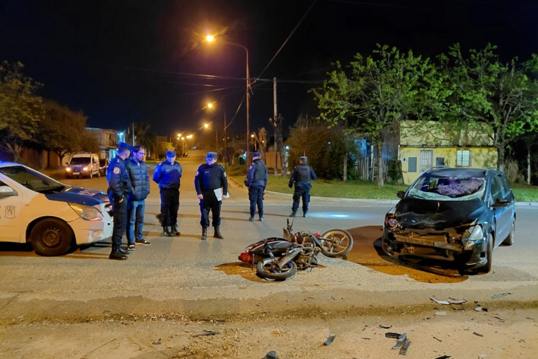 Fuerte choque entre un auto y una moto dejó lesionados de gravedad ...