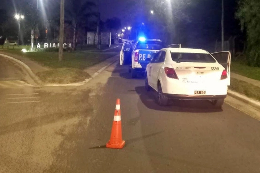 El remìs ingresaba al barrio La bianca cuando fue retenido.