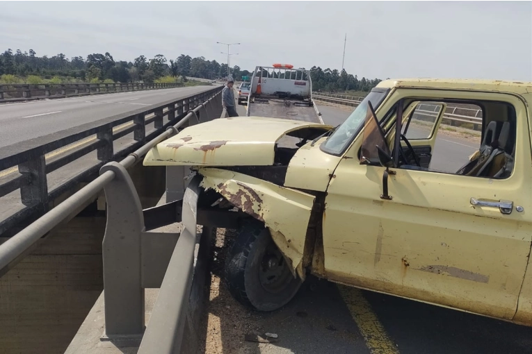 Una camioneta impactó violentamente contra una de las barandas del puente Yuquerí