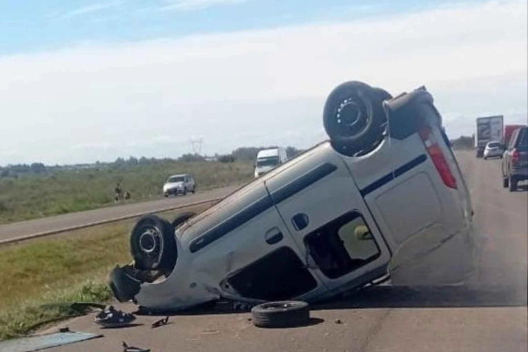 Terminó con cortes en la cabeza tras volcar en la Autovía 14