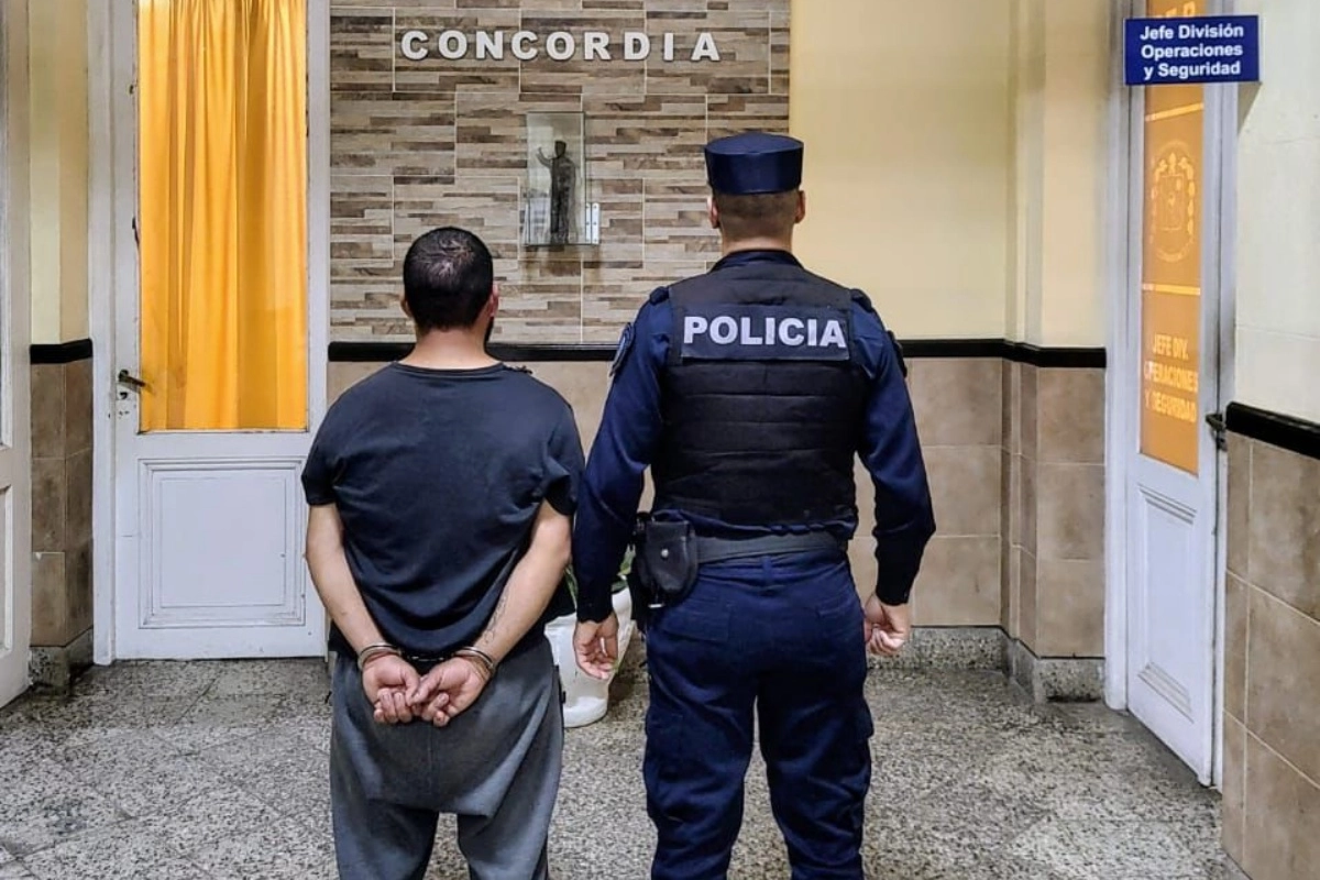 El hombre había recuperado su libertad hace una hora. El hombre había recuperado su libertad hace una hora.