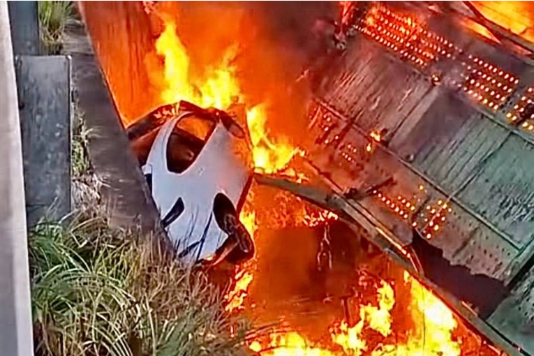 Un camionero murió cuando su vehículo cayó y se incendió en un puente de la Ruta 14