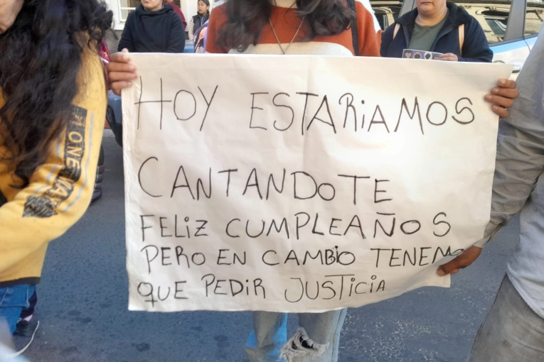 Familiares y amigos de la joven asesinada marcharon frente a los Tribunales de Concordia