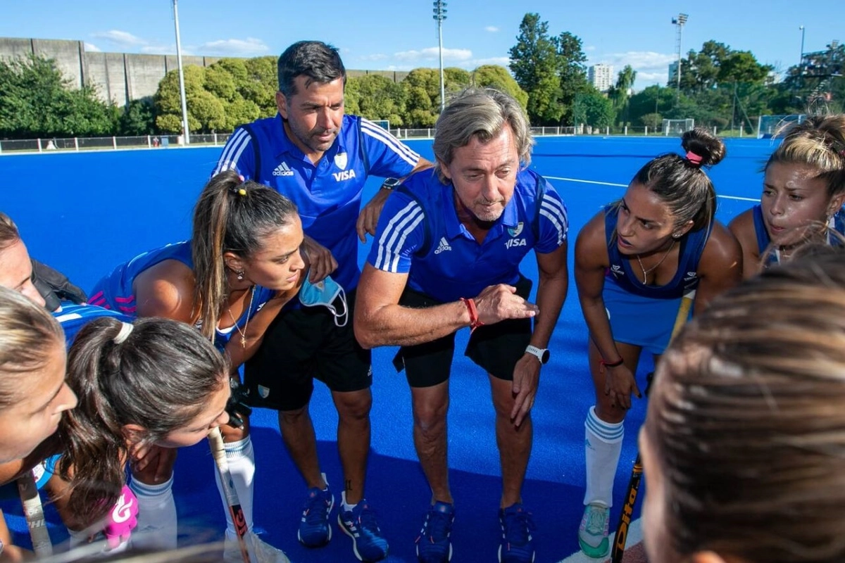 Ferrara junto a Las Leonas. Ferrara junto a Las Leonas.
