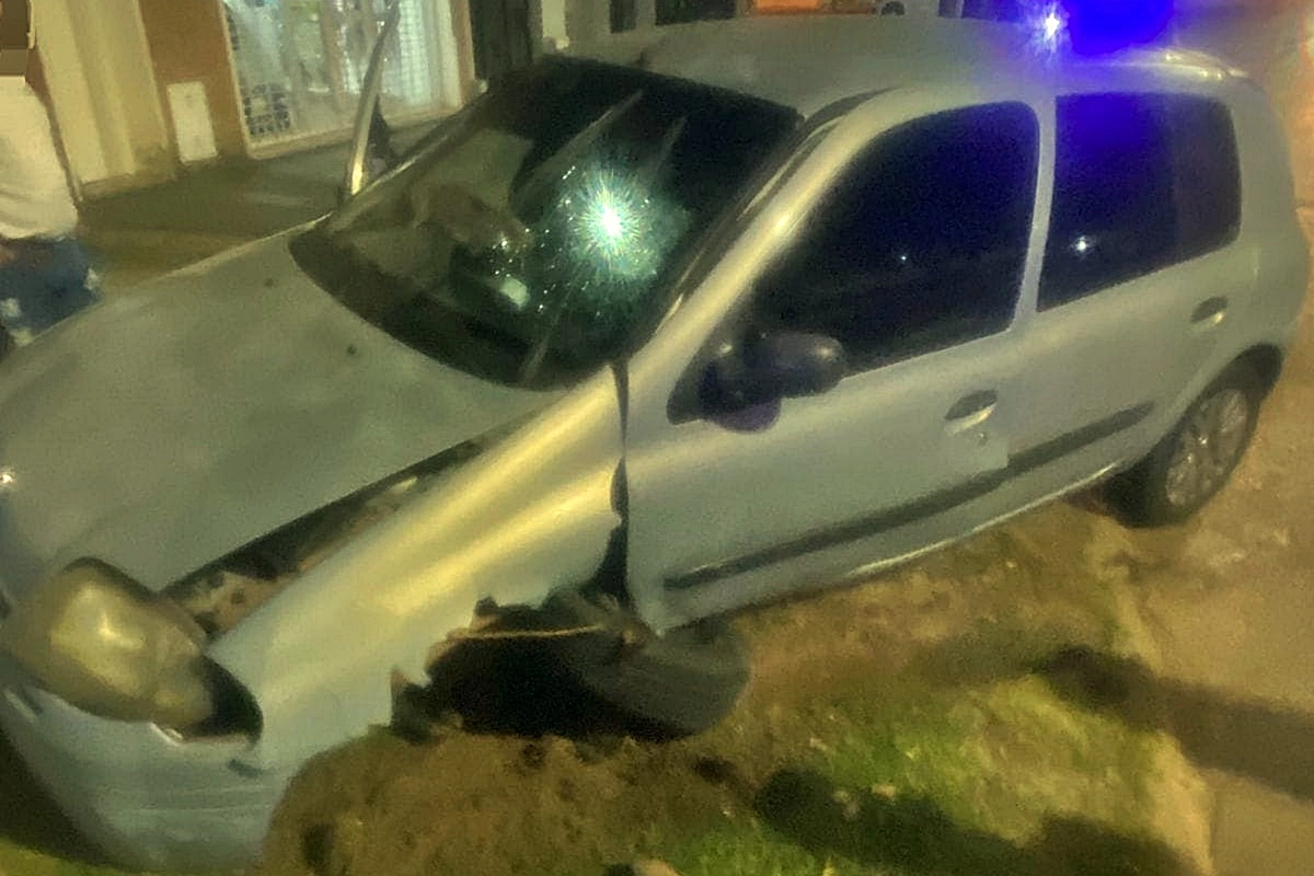 El Clío terminó con importantes destrozos. El Clío terminó con importantes destrozos.