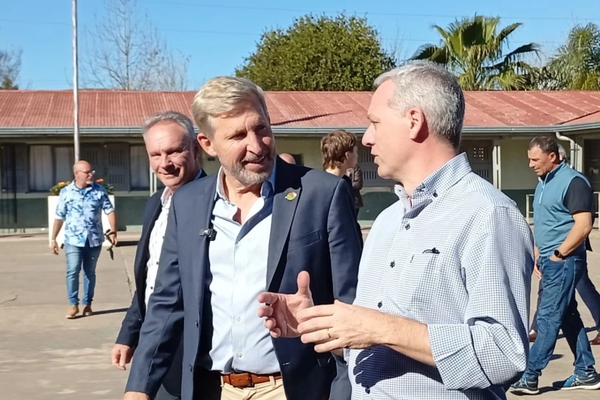 Frigerio recorrió una escuela refaccionada por CAFESG. Frigerio recorrió una escuela refaccionada por CAFESG.
