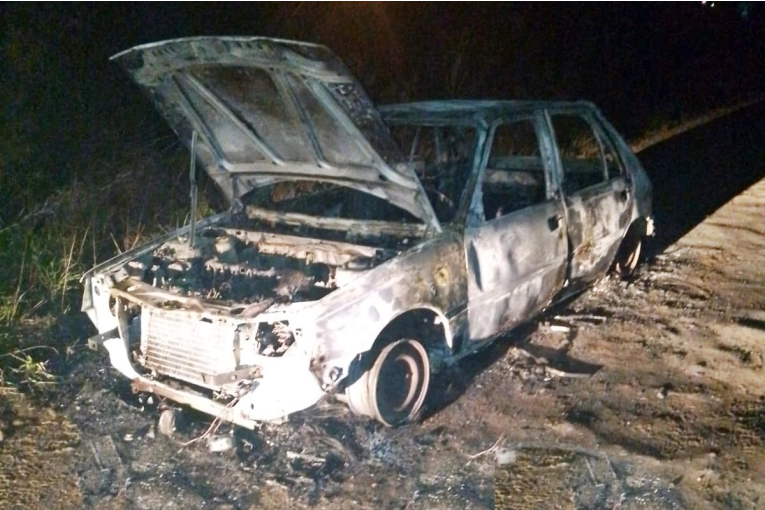 Un auto fue completamente consumido por el fuego cuando transitaba por la Ruta 14