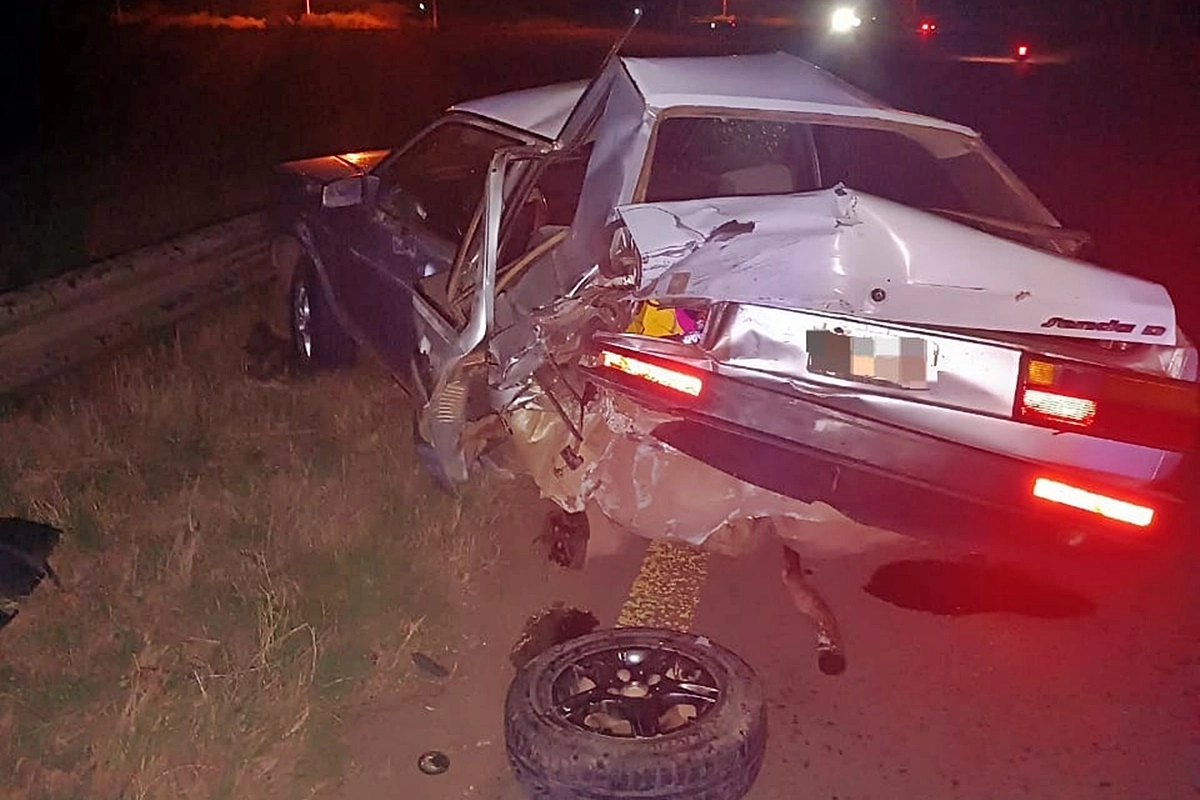 El auto chocado terminó con serios daños en toda su carrocería El auto chocado terminó con serios daños en toda su carrocería