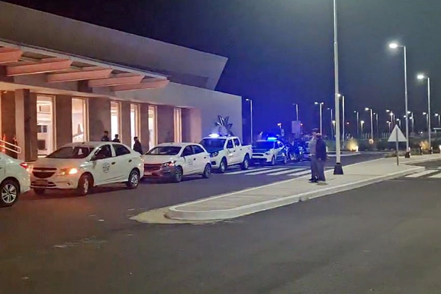 Parte del operativo en la playa de estacionamiento del aeropuerto.