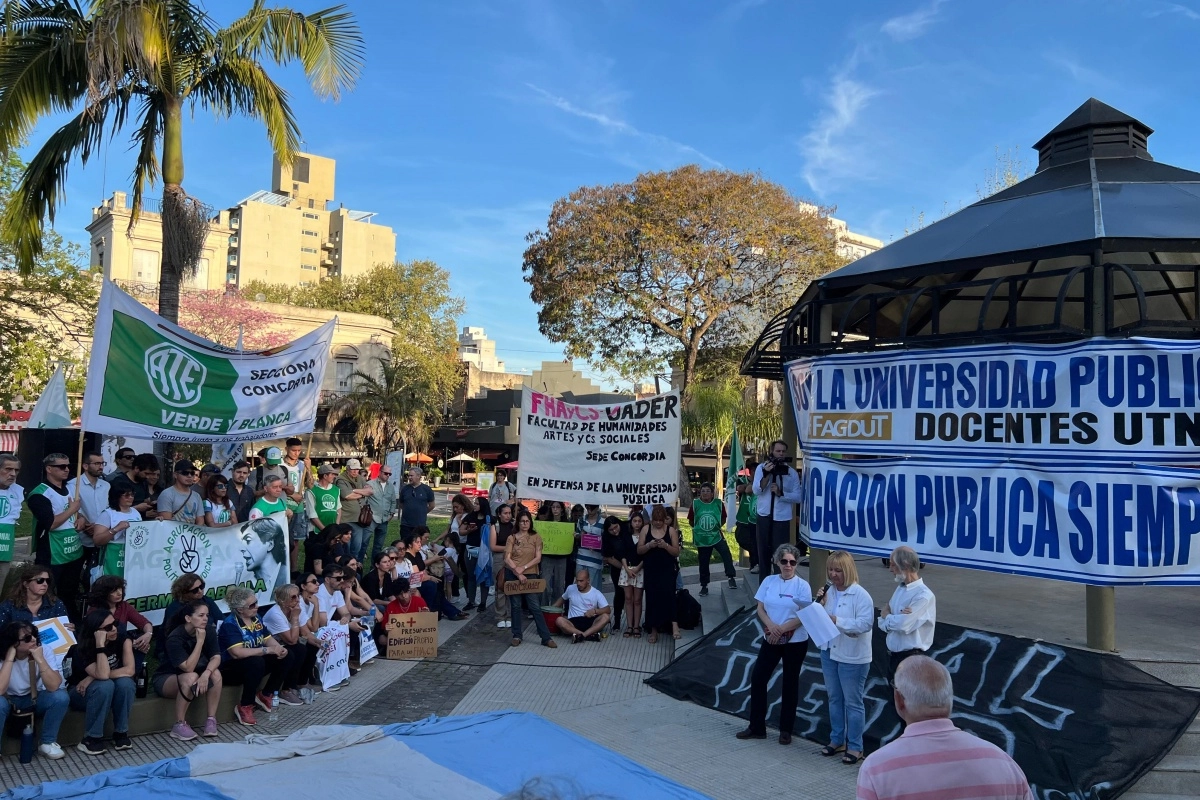Se leyó un comunicado consensuado entre todas la Facultades. Se leyó un comunicado consensuado entre todas la Facultades.