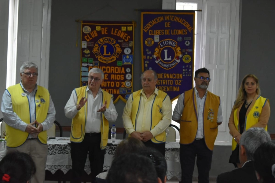 Lopez Torres, junto al Pte. Local Guillermo Pérez y miembros de la comisión local.