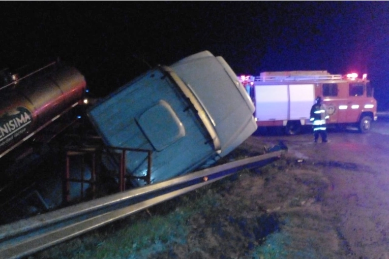 Un camión cisterna despistó y terminó volcando al sur de la provincia