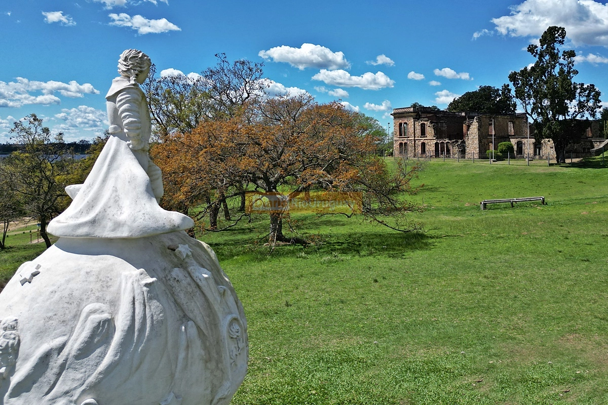 Estatua que homenajea a El Principito en el parque San Carlos Estatua que homenajea a El Principito en el parque San Carlos